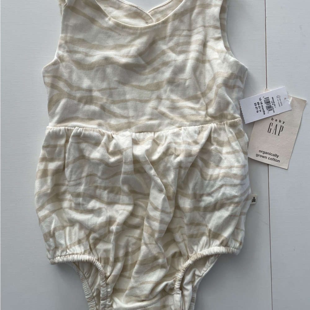 Baby Gap baby girl romper-never worn with tags size 12-18m